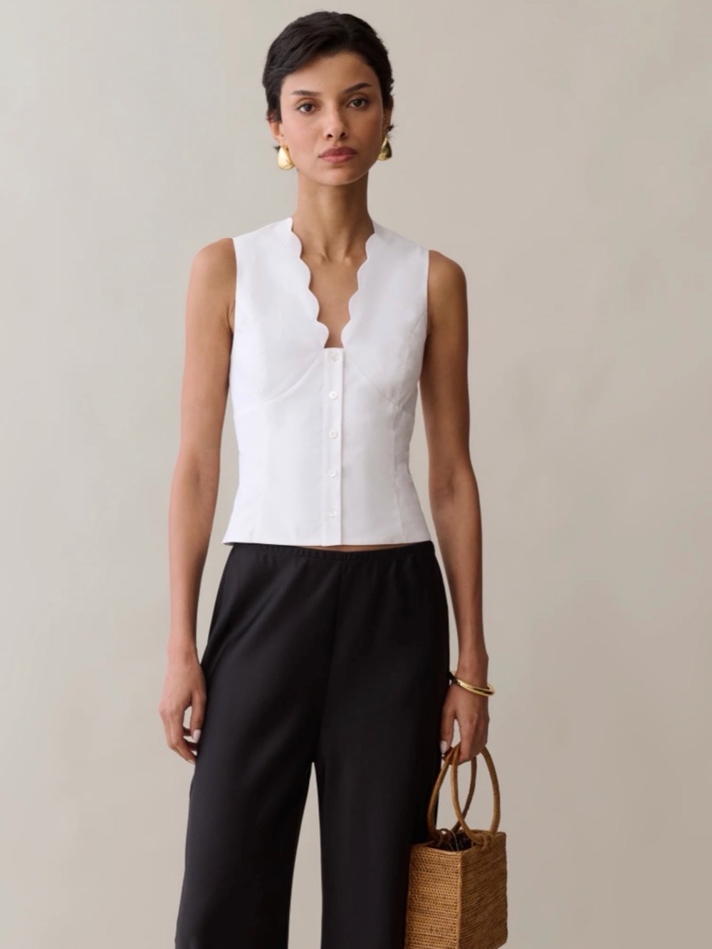 Sleeveless Scallop-Edge Button Front Top - White. NWT